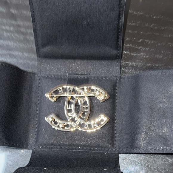 CHANEL Gold and Pearl Brooch - Picture 7 of 10